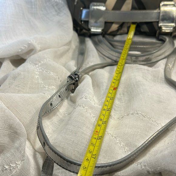 Burberry silver leather and checkered canvas shoulder handbag - Picture 14 of 16